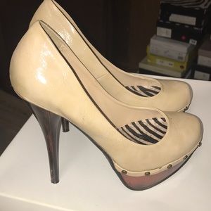 Dark beige stud trim  wood heel